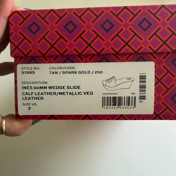 Tory Burch INES 80MM WEDGE SLIDE
CALF LEATHER/METALLIC VEG
LEATHER
SIZE US 7 - Picture 13 of 13